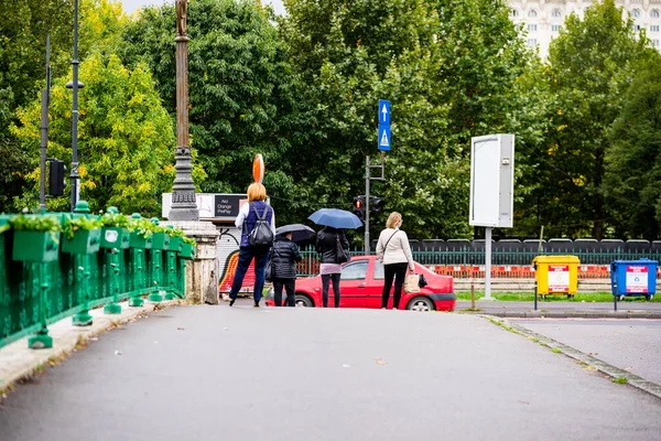 Personas Con Paraguas Calle Día Lluvioso Bucarest Rumania 2021 — Foto de Stock