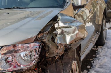 Çarpışan araba ve kaza yapan araç hasar görmüş. Romanya 'nın Bükreş kentinde 2021 yılında meydana gelen trafik kazası sonrasında ezilen metal ve plastikler