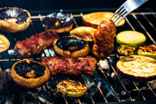 불리우는 고기를 바베큐 야채와 붓는다 불타는 광주리 — 스톡 사진