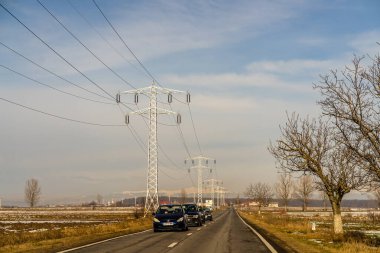 Arabanın ön camından geçen yol manzarası, Bükreş, Romanya, 2021 'de trafikte giden arabalar