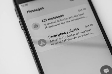 Akıllı telefondan acil durum uyarısı, yetkililer Bükreş, Romanya, 2020 'de tedbirler ve yönetmeliklerle alarm durumu ilan ettiler.