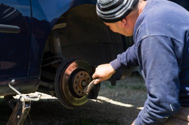 Romanya, Targoviste, 2021 'de bir arabanın frenleme ve onarım sistemi