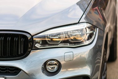 Modern ve temiz arabanın yakın fotoğrafını çek, farların detaylarını. Araba projektörü / modern lüks teknoloji ve otomobil detaylarının öncüsü.