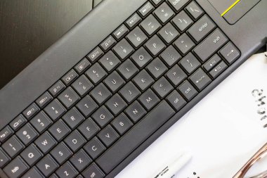 İş konsepti, dizüstü bilgisayar ve diğer nesneler. Yapılacaklar listesi, hedef listesi, Bükreş, Romanya 'daki kahve masası, 2021