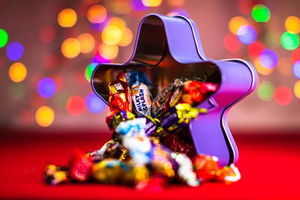 Caramelle Cioccolato Mescolano Davanti Alle Luci Dell Albero Natale Bucarest — Foto Stock