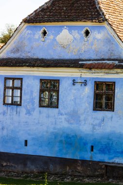 Romanya 'daki Viscri köyünün manzarası. Romanya 'nın Viscri kentindeki ortaçağ Sakson köyündeki geleneksel evleri boyamış.