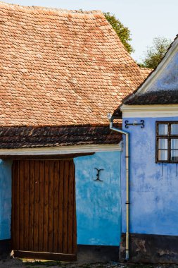 Romanya 'daki Viscri köyünün manzarası. Romanya 'nın Viscri kentindeki ortaçağ Sakson köyündeki geleneksel evleri boyamış.
