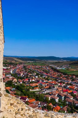 Rupea, Romanya 'daki tepeler, binalar, sokaklar, bitki örtüsü ve çevresiyle şehir merkezinin havadan görünüşü, 2021
