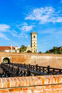 Romanya 'nın Alba Iulia kentindeki güneşli bir günde katolik katedralin manzarası, 2021