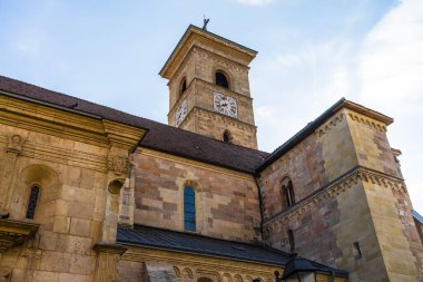 Katedralin mimari detayları. Romanya 'nın Alba Iulia kentindeki kilise manzarası, 2021.