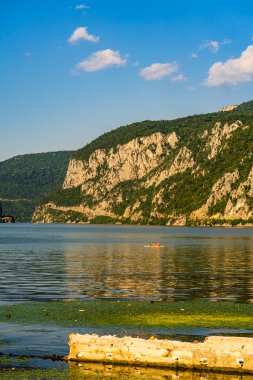 Tuna Vadisi 'ndeki güzel manzara (Demir Kapılar), güneşli bir günde Tuna Nehri manzarası