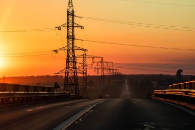 Elektrik direği, günbatımında elektrik kulesi.