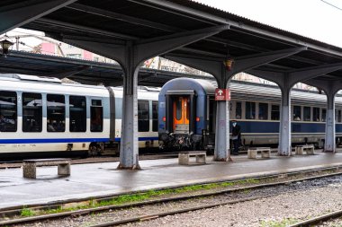 Bükreş, Romanya 'nın başkenti Bükreş' teki Bükreş Kuzey Tren İstasyonu 'nda (Gara de Nord Bükreş) tren peronunda yolcuları bekliyor.