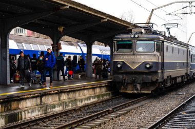 Bükreş, Romanya, 2022. Bükreş Tren İstasyonu 'ndaki (Gara de Nord) savaş mültecileri. Mülteciler Avrupa ülkelerine giderken sürekli olarak Romanya 'ya geliyorlar