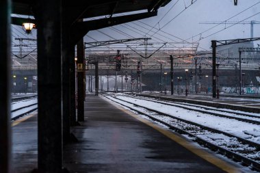 Romanya 'nın Bükreş kentinde soğuk ve karlı bir günde Kuzey Demiryolu İstasyonu (Gara de Nord), 2021