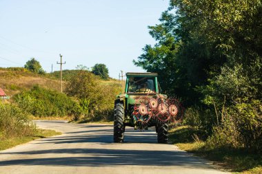 Romanya, Viscri 'de tarım traktörü yolda, 2021