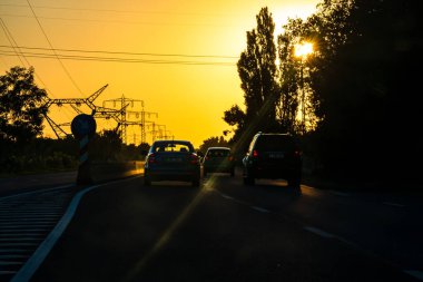 Trafiğin en yoğun olduğu saatte. Bükreş, Romanya, 2021 'de trafik sıkışıklığı, gün batımında yola çıkan arabalar