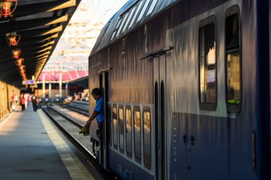 Romanya 'nın Bükreş kentinde tren kondüktörüne sinyal gönderen demiryolu işçisi ve tren personeli, 2022