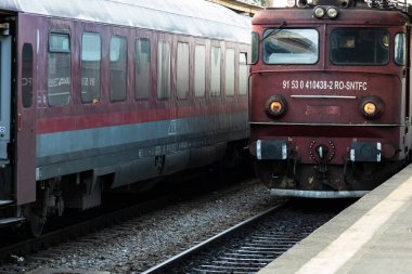 Bükreş, Romanya 'daki Bükreş (Gara de Nord Bükreş) tren istasyonunda ya da hareket halindeki tren platformunda 2022