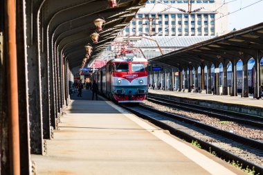 Bükreş, Romanya 'daki Bükreş (Gara de Nord Bükreş) tren istasyonunda ya da hareket halindeki tren platformunda 2022