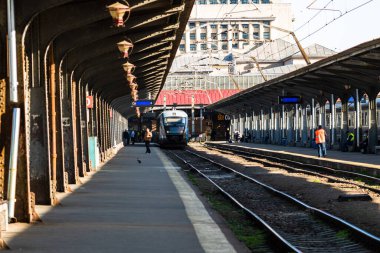 Bükreş, Romanya 'daki Bükreş (Gara de Nord Bükreş) tren istasyonunda ya da hareket halindeki tren platformunda 2022