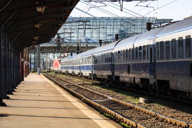 Bükreş, Romanya 'daki Bükreş (Gara de Nord Bükreş) tren istasyonunda ya da hareket halindeki tren platformunda 2022
