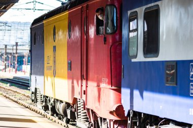 Bükreş, Romanya 'daki Bükreş (Gara de Nord Bükreş) tren istasyonunda ya da hareket halindeki tren platformunda 2022
