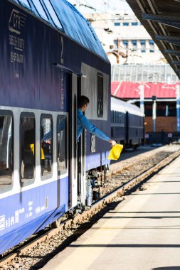 Bükreş, Romanya 'daki Bükreş (Gara de Nord Bükreş) tren istasyonunda ya da hareket halindeki tren platformunda 2022