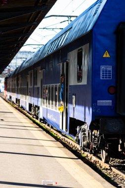 Bükreş, Romanya 'daki Bükreş (Gara de Nord Bükreş) tren istasyonunda ya da hareket halindeki tren platformunda 2022