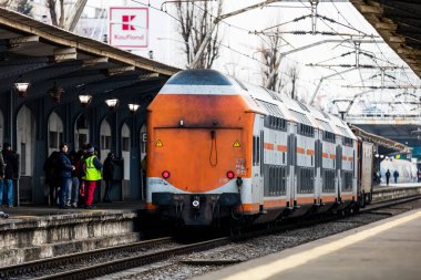 Bükreş, Romanya 'daki Bükreş (Gara de Nord Bükreş) tren istasyonunda ya da hareket halindeki tren platformunda 2022