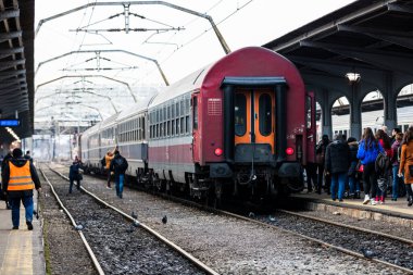 Bükreş, Romanya 'daki Bükreş (Gara de Nord Bükreş) tren istasyonunda ya da hareket halindeki tren platformunda 2022