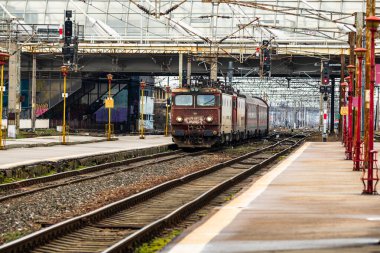 Bükreş, Romanya 'daki Bükreş (Gara de Nord Bükreş) tren istasyonunda ya da hareket halindeki tren platformunda 2022