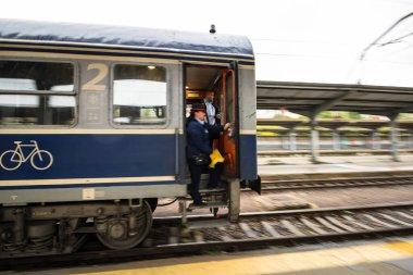 Bükreş, Romanya 'daki Bükreş (Gara de Nord Bükreş) tren istasyonunda ya da hareket halindeki tren platformunda 2022