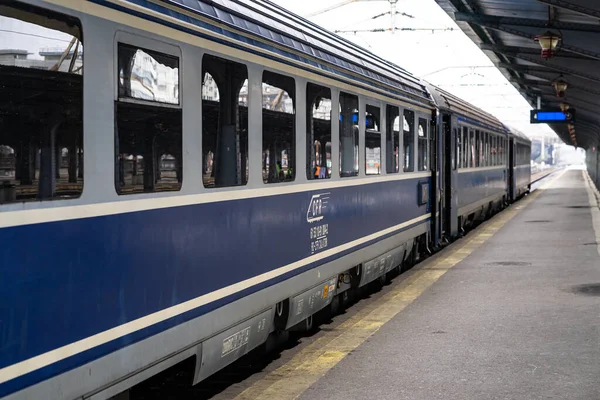 Comboio Espera Passageiros Plataforma Comboios Estação Ferroviária Norte Bucareste Gara — Fotografia de Stock