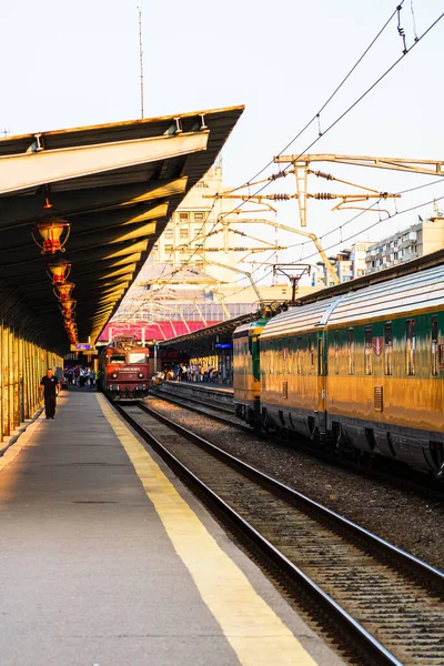 Bükreş, Romanya 'daki Bükreş Kuzey Tren İstasyonu' ndaki (Gara de Nord Bükreş) tren platformunda hareket halindeki tren detayları