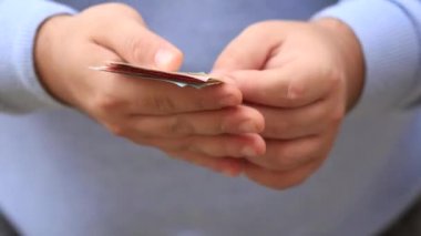 Avro paralarını saymak ve göstermek. EUR banknotları sayılıyor