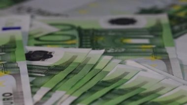Para banknotlarının makro detaylarını kapat, 100 Euro izole, enflasyon ve ekonomi konsepti
