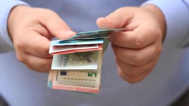 Avro paralarını saymak ve göstermek. EUR banknotları sayılıyor