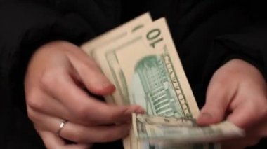 Amerikan Doları 'nı saymak ve göstermek. USD banknotları sayılıyor