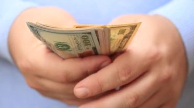 Amerikan Doları 'nı saymak ve göstermek. USD banknotları sayılıyor