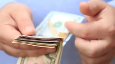 Amerikan Doları 'nı saymak ve göstermek. USD banknotları sayılıyor