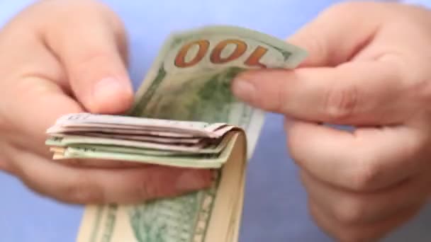 Das Zählen Und Zeigen Von Dollar Geld Das Zählen Von — Stockvideo