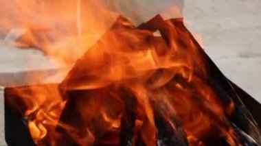 Yanan odun parçaları kömür oluşturur. Barbekü hazırlığı, pişirmeden önce ateş.