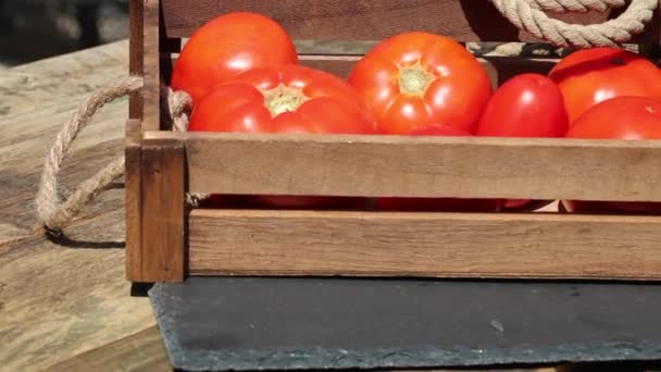 Rijp Verse Sappige Tomaten Liggen Een Houten Doos Voor Een — Stockvideo