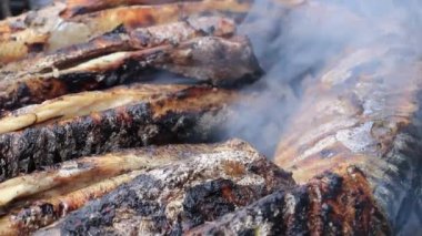 Mangal mangalı dumanlı ızgarada balık yakın.