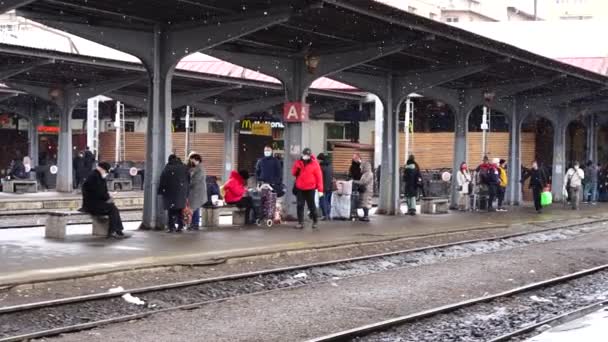 Viajeros Viajeros Que Esperan Tren Plataforma Del Tren Bucarest North — Vídeos de Stock