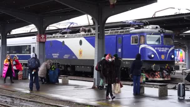 Reisende Und Pendler Warten Auf Dem Bahnsteig Des Bukarester Nordbahnhofs — Stockvideo