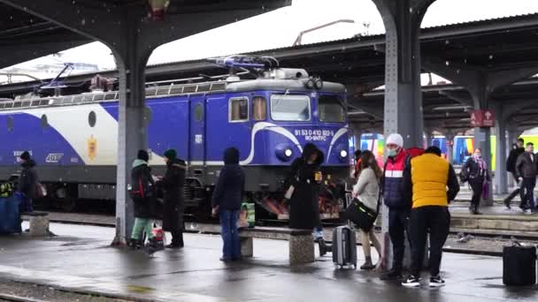 Viajeros Viajeros Que Esperan Tren Plataforma Del Tren Bucarest North — Vídeo de stock