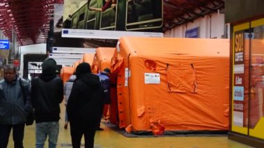 Bükreş 'teki Bükreş Kuzey Tren İstasyonu' ndaki (Gara de Nord Bükreş) Ukrayna mülteci çadırı, Romanya, 2022