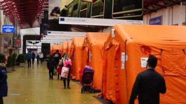 Bükreş 'teki Bükreş Kuzey Tren İstasyonu' ndaki (Gara de Nord Bükreş) Ukrayna mülteci çadırı, Romanya, 2022